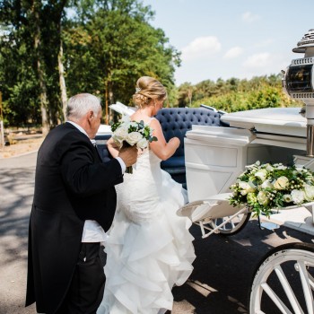 Bruidswerk koets en bruidsboeket - Foto: Liesbeth Gavriilakis fotografie
